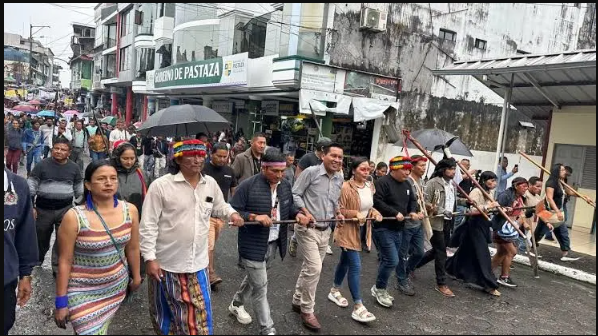Pueblo ecuatoriano en la calle contra Noboa