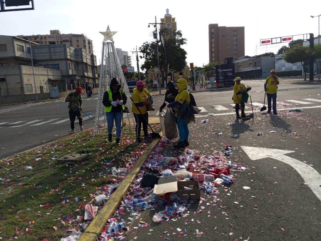 Más de 300 ambientalistas limpiaron la ciudad ciudad tras encendido de Feria