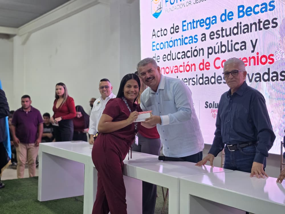 Gobernación celebra Día del Estudiante Universitario con becas y firma de convenios