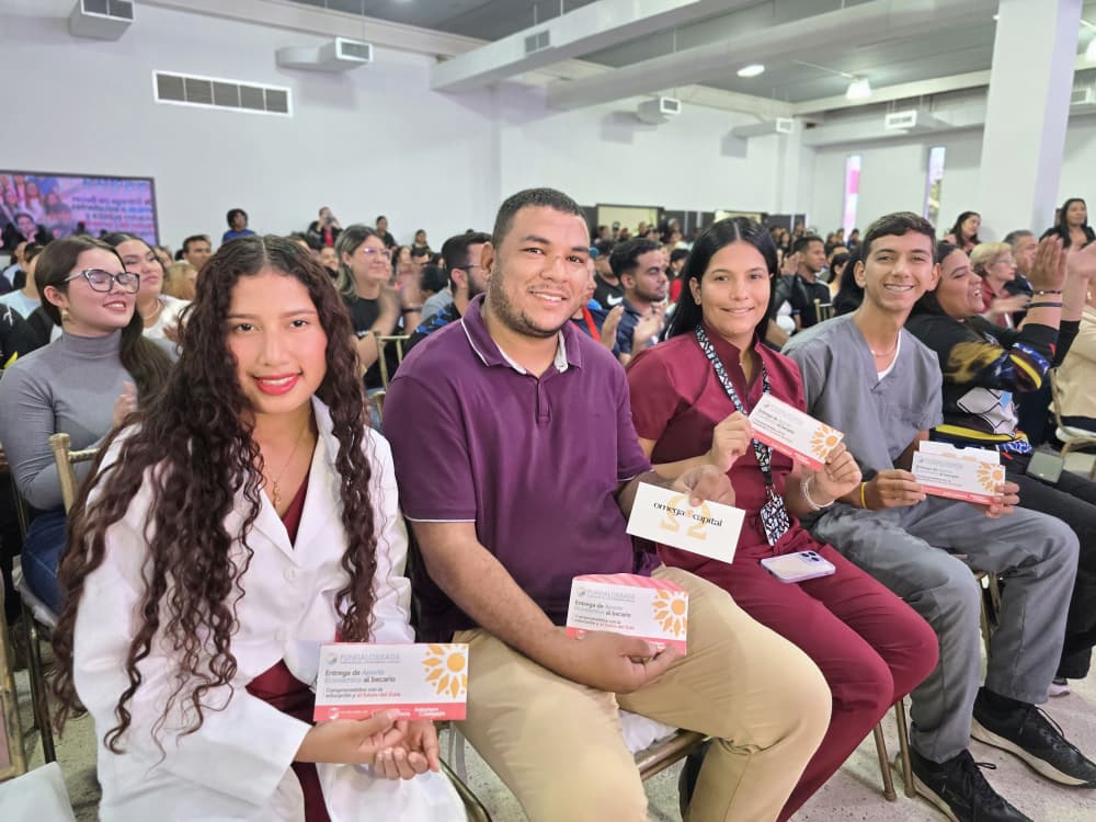 Gobernación celebra Día del Estudiante Universitario con becas y firma de convenios