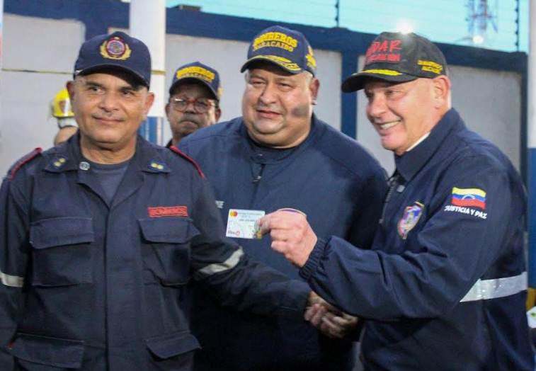 Entrega de tarjetas a bomberos
