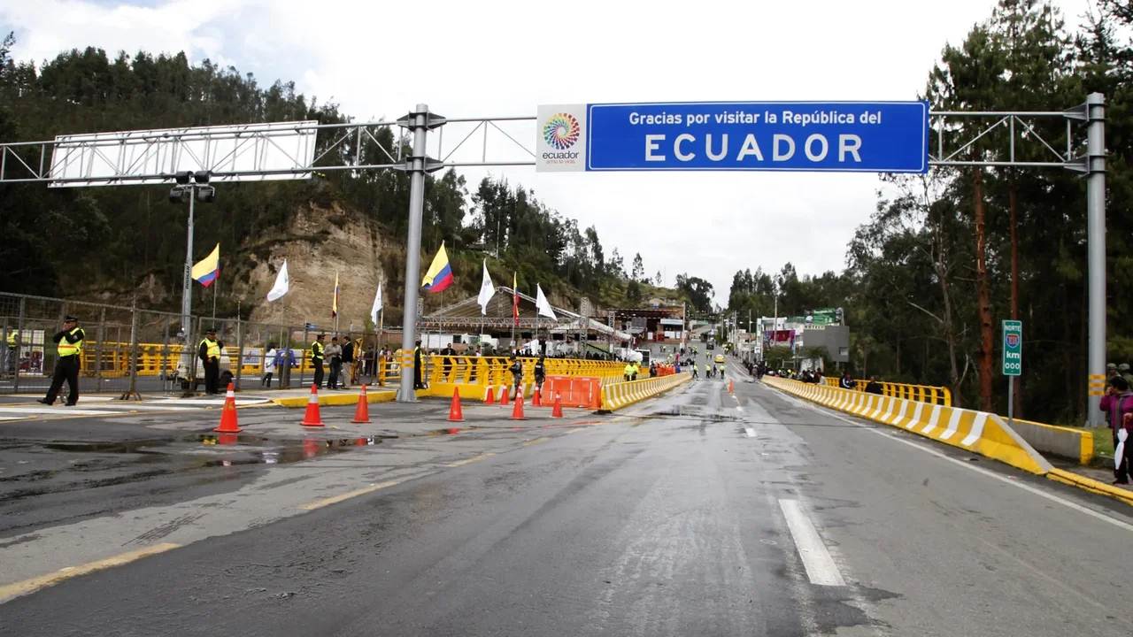 Ecuador restringe pasos fronterizos