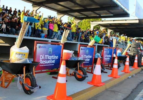 Entrega de uniformes y herramientas a ambientalistas