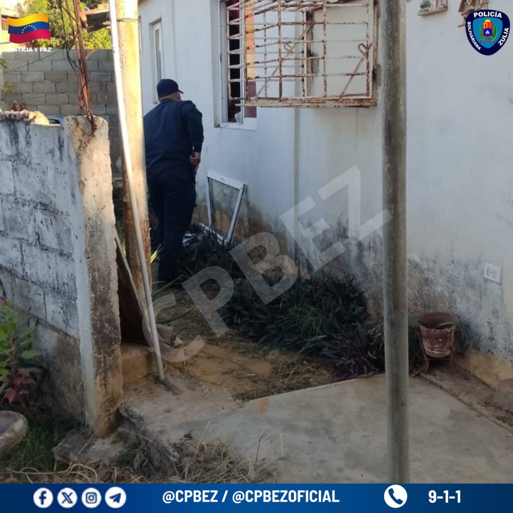 La policía revisa los alrededores de la vivienda asaltada.