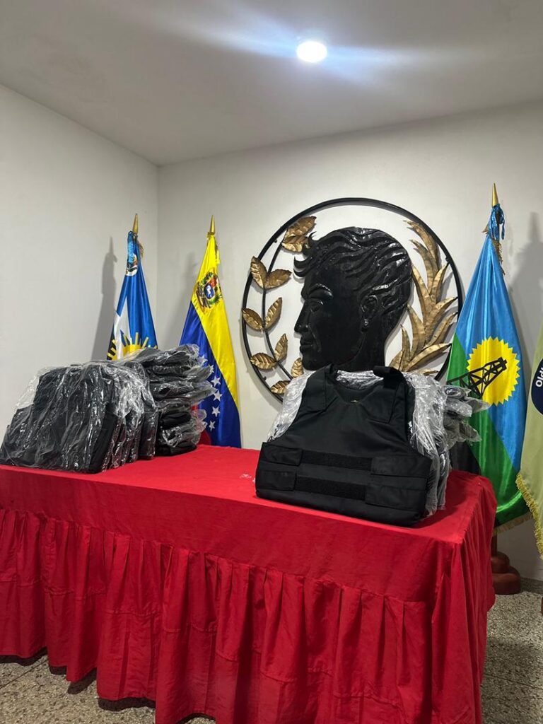 La dotación de chalecos antibalas fueron entregados a cada funcionario policial.