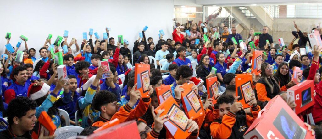 celulares, computadoras y tablets recibieron los ganadores del festival Maracaibo elige la Gaita del año.