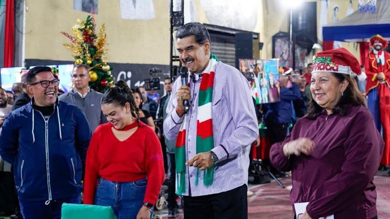 Autoridades comparten deseos de navidad 2025.