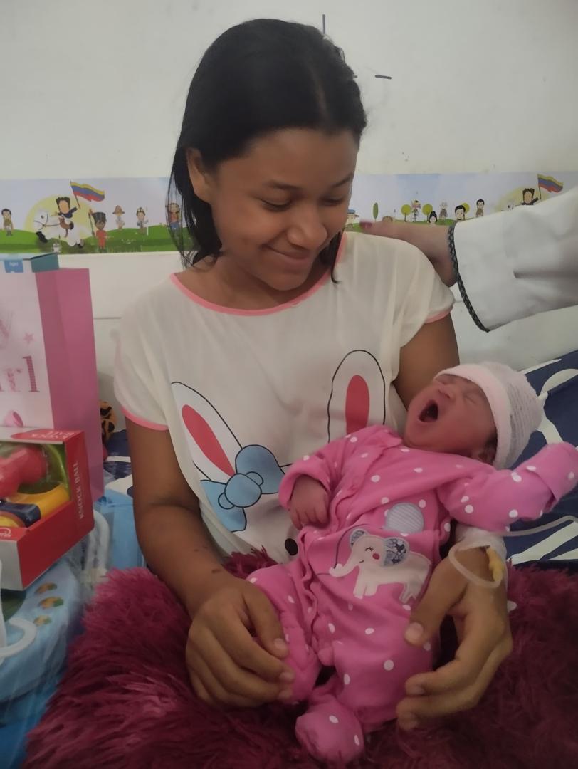 Ashly Isabella, la primera niña de Navidad 2025, junto a su madre y autoridades del SAHUM en la Maternidad Castillo Plaza de Maracaibo.