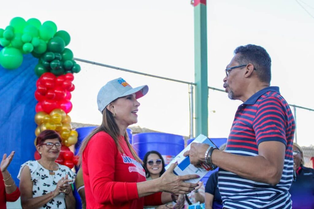 Ana Clara Barboza de Di Martino entrega ayudas del 1x10 en Maracaibo