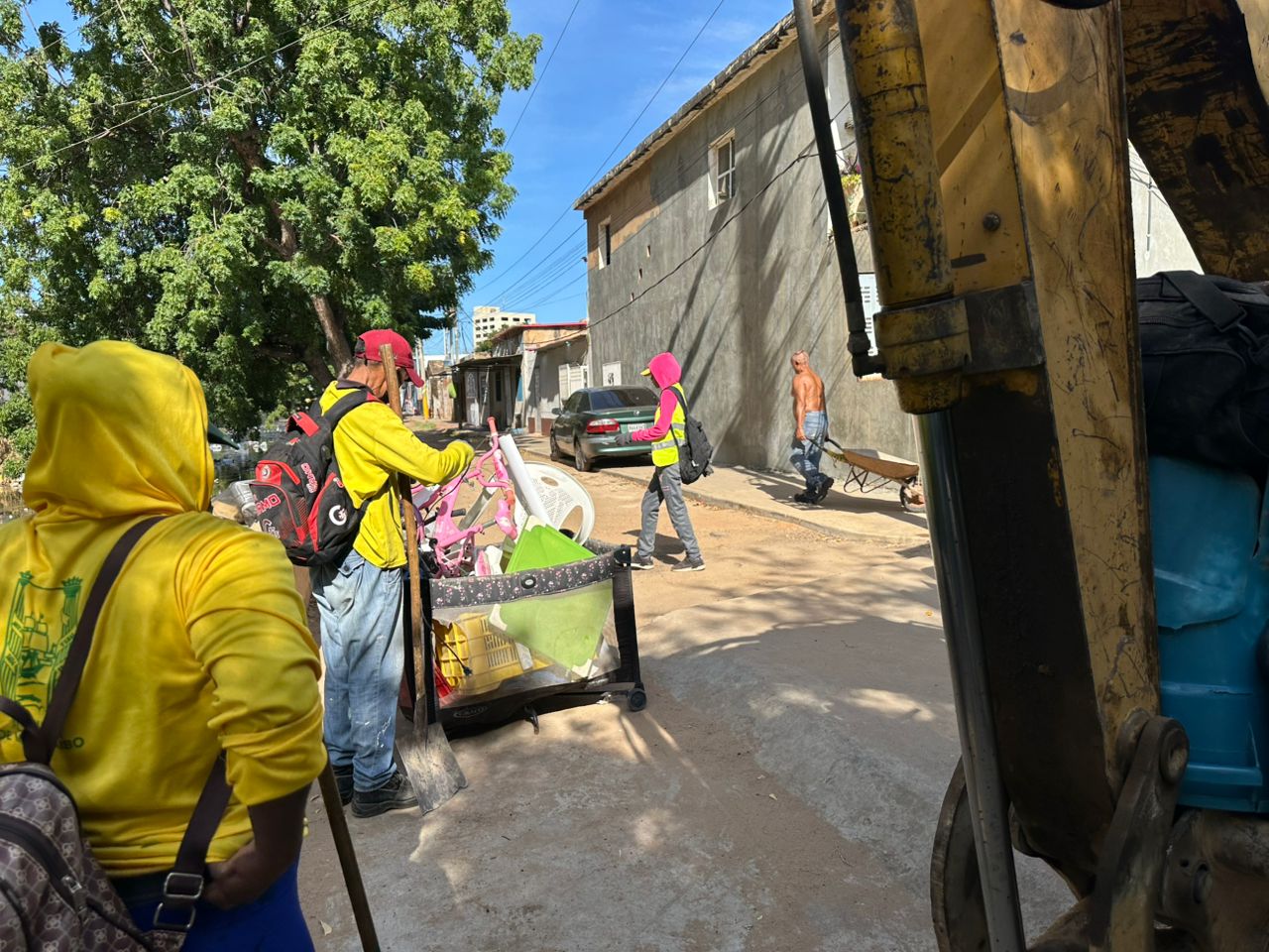 Personal de la Alcaldía Bolivariana de Maracaibo despliega maquinaria pesada en el sector San Jacinto para recolectar 40 toneladas de desechos por comunidad