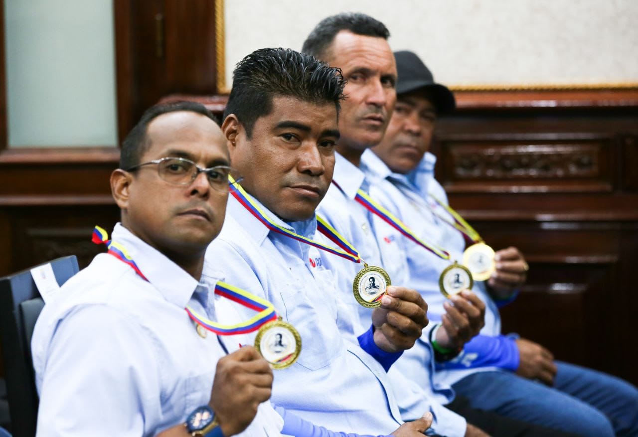 Trabajadores del sector eléctrico, reciben condecoración por su apoyo solidario a Cuba, tras el paso de una tormenta tropical.