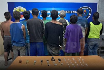 Detenidos por el CPBEZ, de espaldas, junto a una mesa con las evidencias incautadas (drogas y herramientas) tras el hurto en el Hospital General del Sur