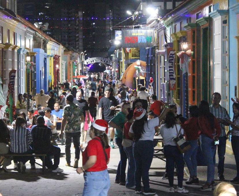 grupos de visitantes recorren las exposiciones y emprendimientos de Viva la Retreta en Maracaibo.