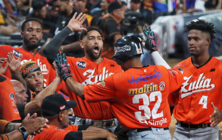 Celebración de las Águilas del Zulia en el Round Robin tras clasificar contra Caribes.