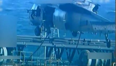 Momento en que fuerzas de la Guardia Costera de los EE. UU. realizan una maniobra de abordaje táctico sobre un buque petrolero en el Mar Caribe, este sábado 20 de diciembre de 2025. Foto: U.S. Coast Guard.