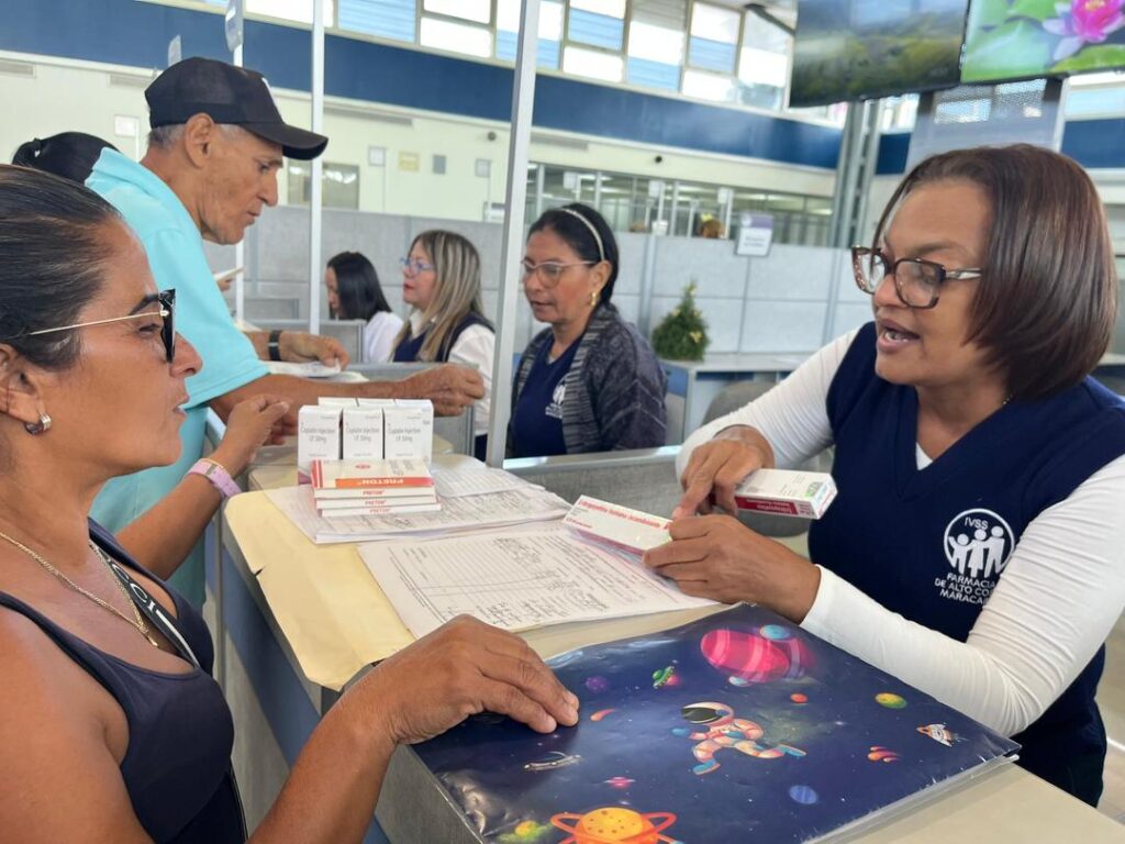 PACIENTE RECIBE SU MEDICAMENTO EN FARMACIA DE ALTO COSTO
