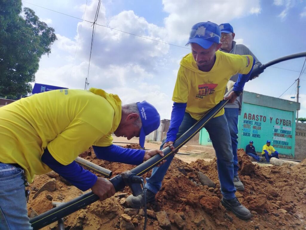Cuadrillas de Sedegas realizando el tendido de tuberías de gas doméstico en la calle 89C del barrio 19 de Abril, Maracaibo
