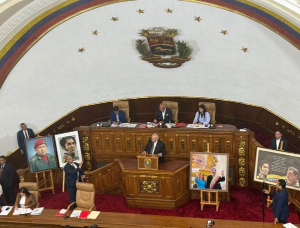 Diputados de la Asamblea Nacional debaten la Reforma de la Ley de Hidrocarburos en el Palacio Federal Legislativo