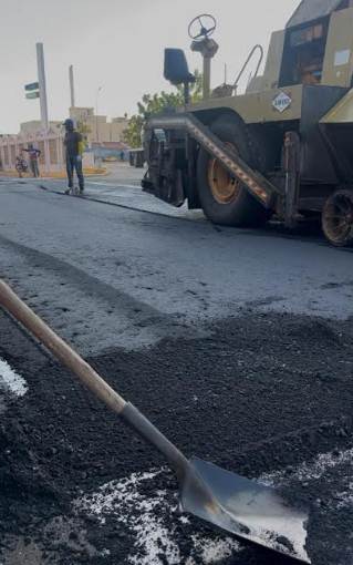 Maquinaria de pavimentación realizando la rehabilitación vial en Maracaibo 2026 en la avenida Las Delicias