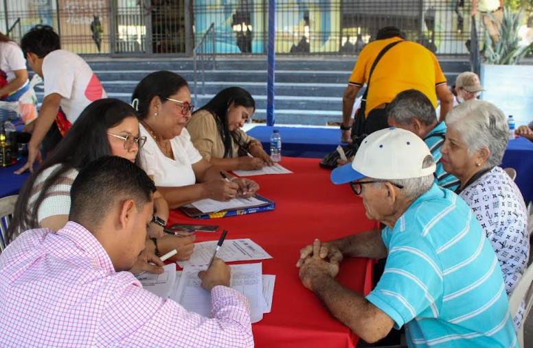 Jornada de atención social y entrega de alimentos de la Alcaldía de Maracaibo en la Plaza Bolívar