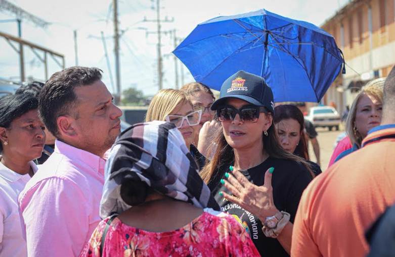 Primera dama Ana Clara de Di Martino liderando el plan de atención social en Maracaibo 2026 en Las Pulgas.