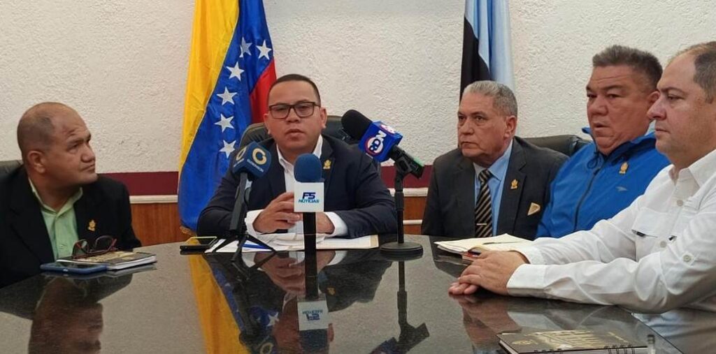 Legisladores Emmanuel Pulgar, Francisco Colmenares y Edgar Antúnez durante la instalación de la Comisión de Servicios Públicos en el Consejo Legislativo del Zulia