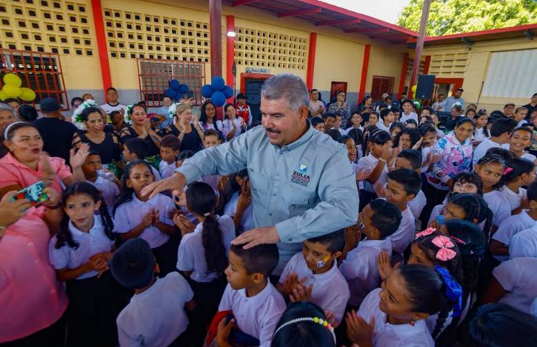 Acto de entrega de la rehabilitación de aulas en Cabimas en la Escuela José Ángel Lamas con el gobernador Luis Caldera