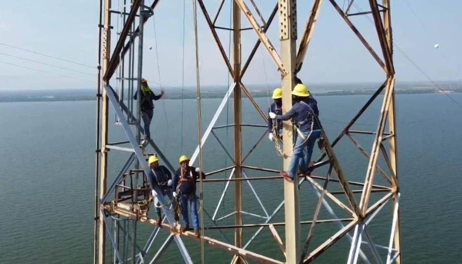 Mantenimiento de torres eléctricas sobre el Lago para fortalecer el sistema eléctrico en el estado Zulia