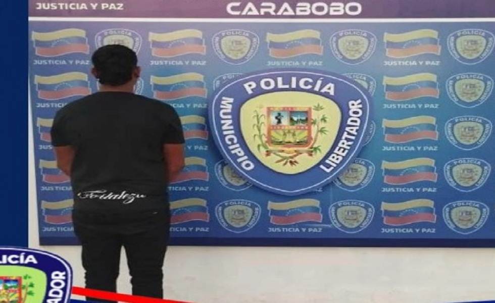 Funcionario policial escolta a detenido por abuso sexual en el municipio Libertador