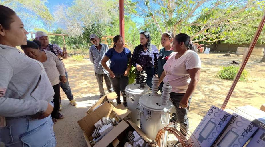 Trabajos de mejora en el sistema eléctrico Mara parroquia La Sierrita