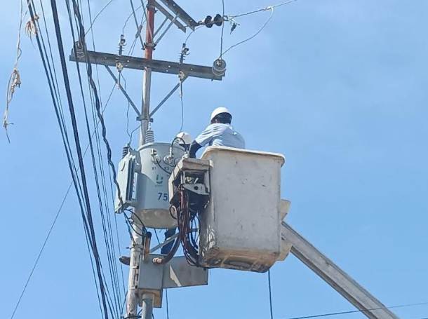 Cuadrillas de CORPOELEC realizan mantenimiento del sistema eléctrico en Zulia con instalación de luminarias en el Hospital Pedro García Clara de Lagunillas