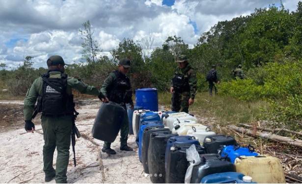 Militares de la FANB inhabilitando equipos de minería ilegal en el estado Amazonas durante la Operación Neblina 2026