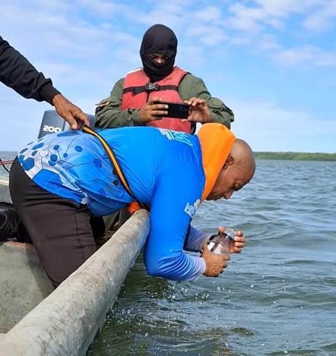 Técnicos del ICLAM tomando muestras de agua en playas del Lago de Maracaibo para Carnavales 2026
