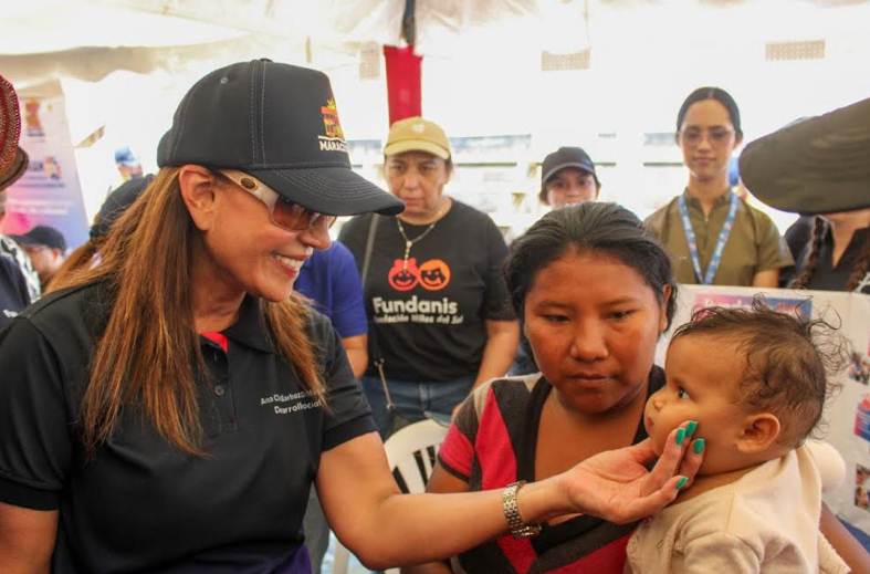 Funcionarios de la Alcaldía de Maracaibo atendiendo a niños en jornada en el mercado Las Pulgas