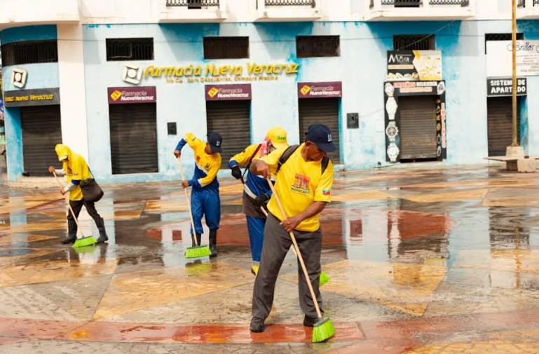 Saneamiento en la Plaza Baralt