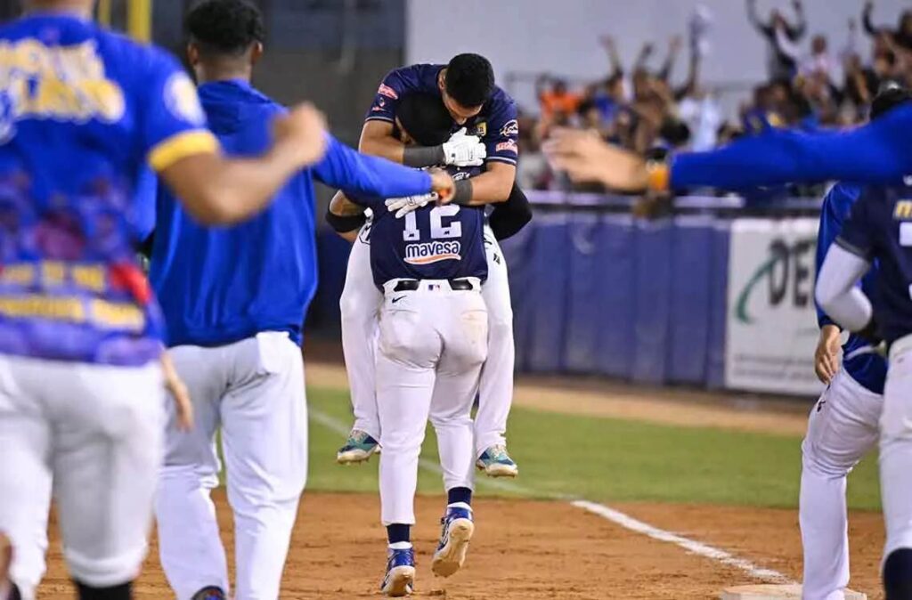 Jugadores del Magallanes celebrando la victoria en el Estadio José Bernardo Pérez