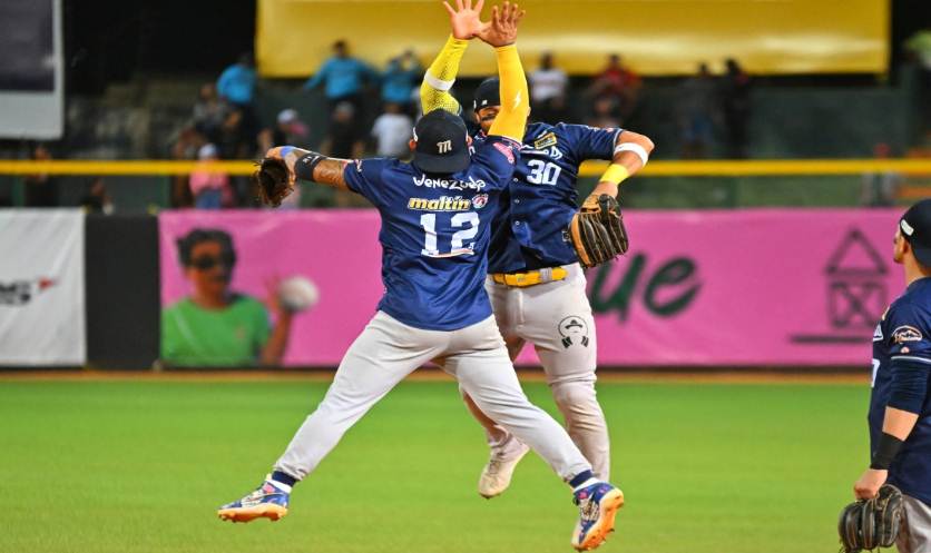 Jugadores de Navegantes del Magallanes celebrando jonrón en el Alfonso Chico Carrasquel en la Final LVBP vs Caribes