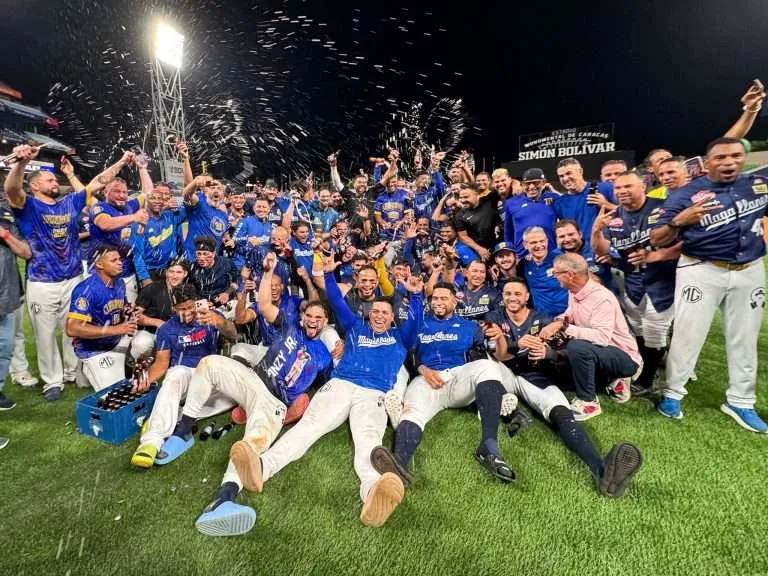 Jugadores de Navegantes del Magallanes celebran clasificación a la final de la LVBP