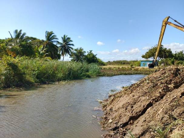 Brigadas de saneamiento ambiental trabajando en el desmalezamiento de la Troncal del Caribe como parte del Plan preventivo de lluvias en Mara