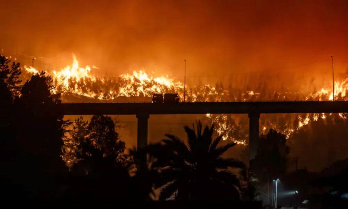 Equipos de emergencia combatiendo los megaincendios en Chile en la región de Biobío