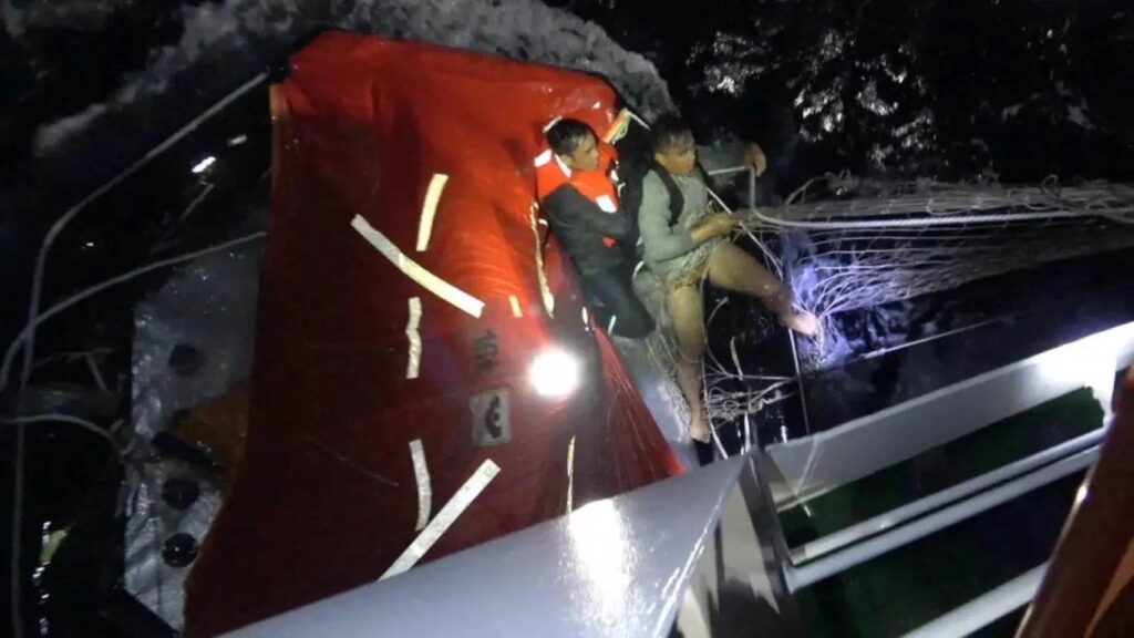 Guardacostas y barcos pesqueros en labores de rescate tras el Naufragio en Filipinas
