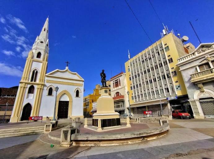 Acto de develación de la estatua restaurada de Rafael María Baralt como parte del Patrimonio Cultural del Zulia