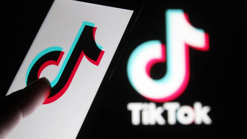 Interfaz de la aplicación TikTok mostrando el nuevo logo de la Joint Venture USDS