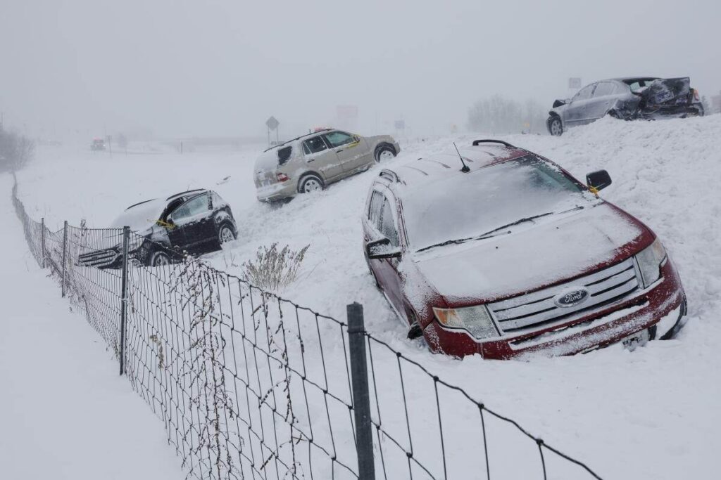 Consecuencias de la tormenta invernal en EE.UU. cortes de luz y nieve