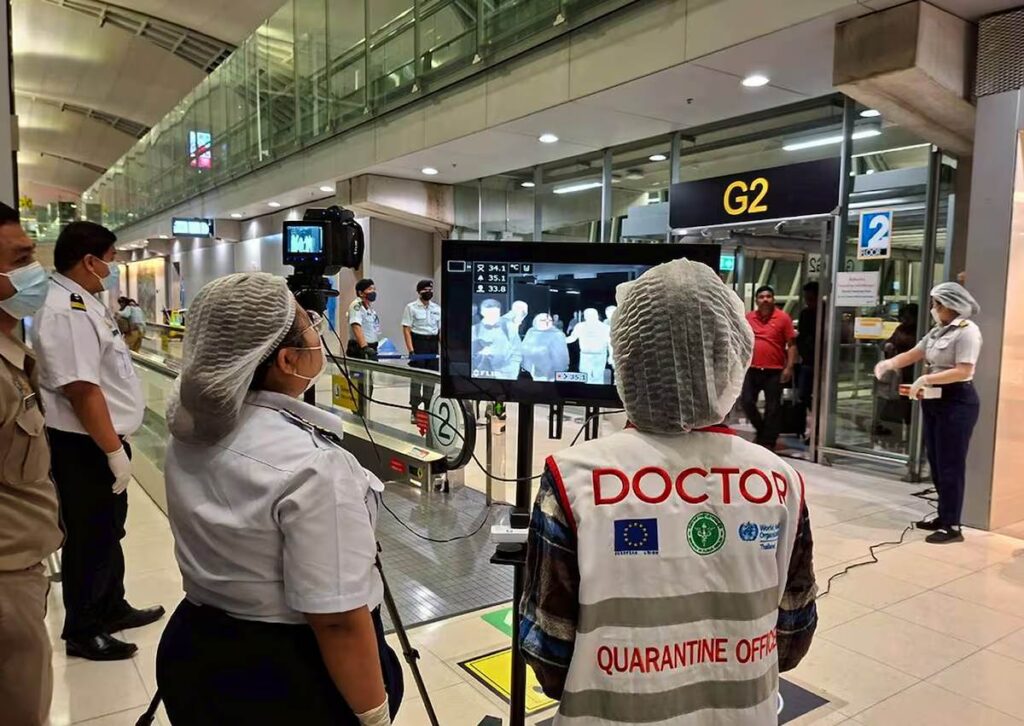 Personal médico con equipos de protección ante el brote del virus Nipah en Asia