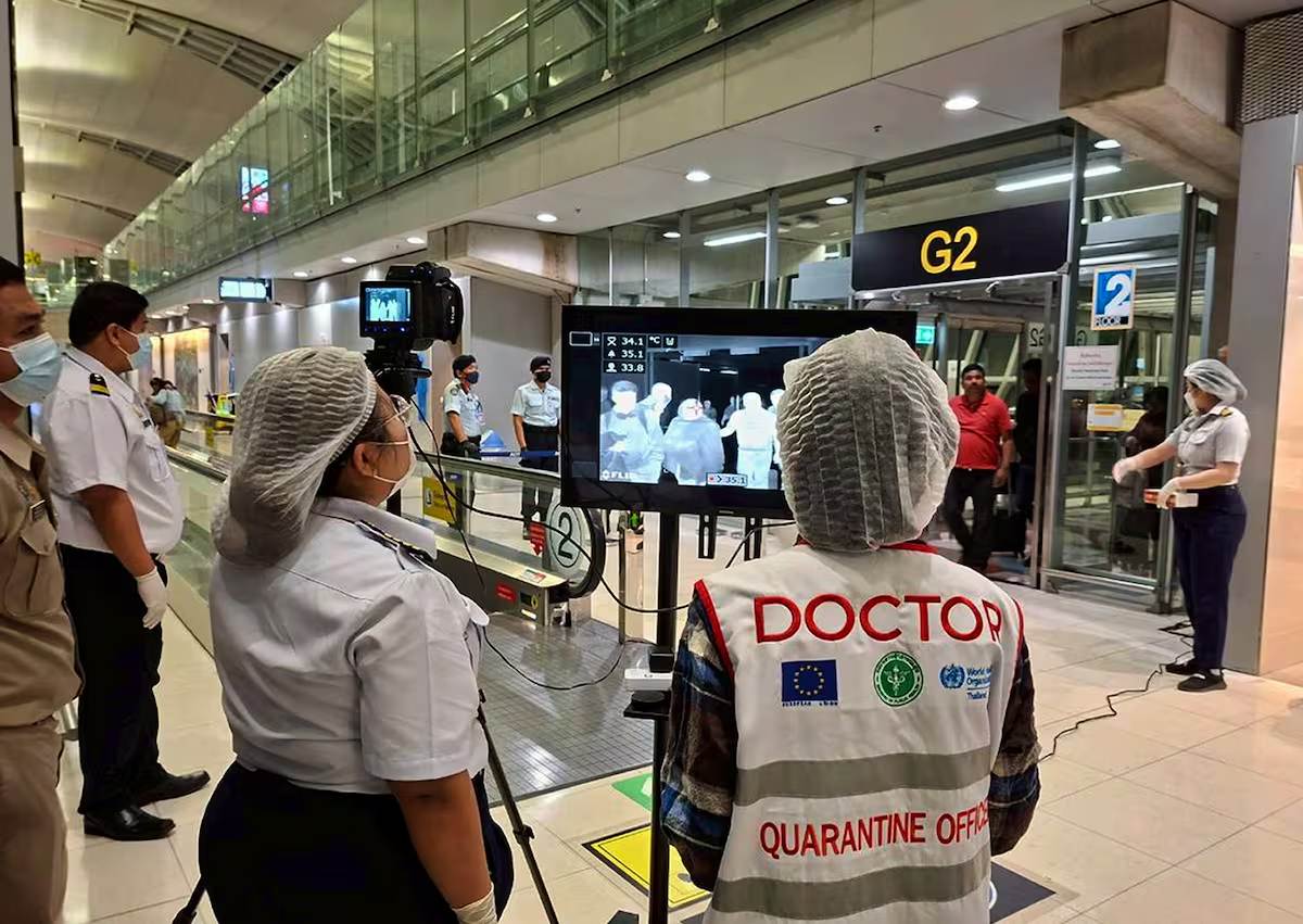 Personal médico con equipos de protección ante el brote del virus Nipah en Asia