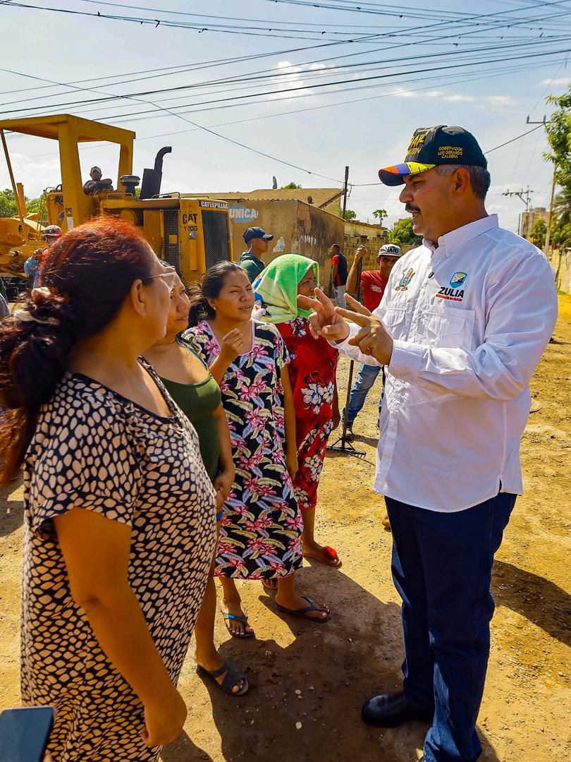 Gobernador Luis Caldera supervisa el vaciado de asfalto caliente en el corredor vial Ciudad Lossada de Maracaibo