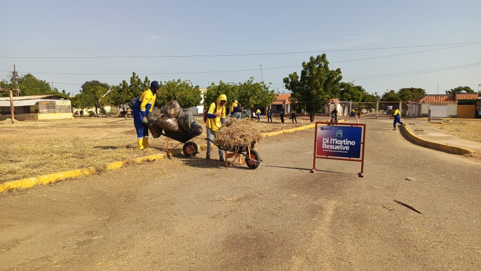 Cuadrillas del IMA realizando labores de desmalezamiento y limpieza en terrenos de Altos de La Vanega mediante el 1x10 del Buen Gobierno en Maracaibo