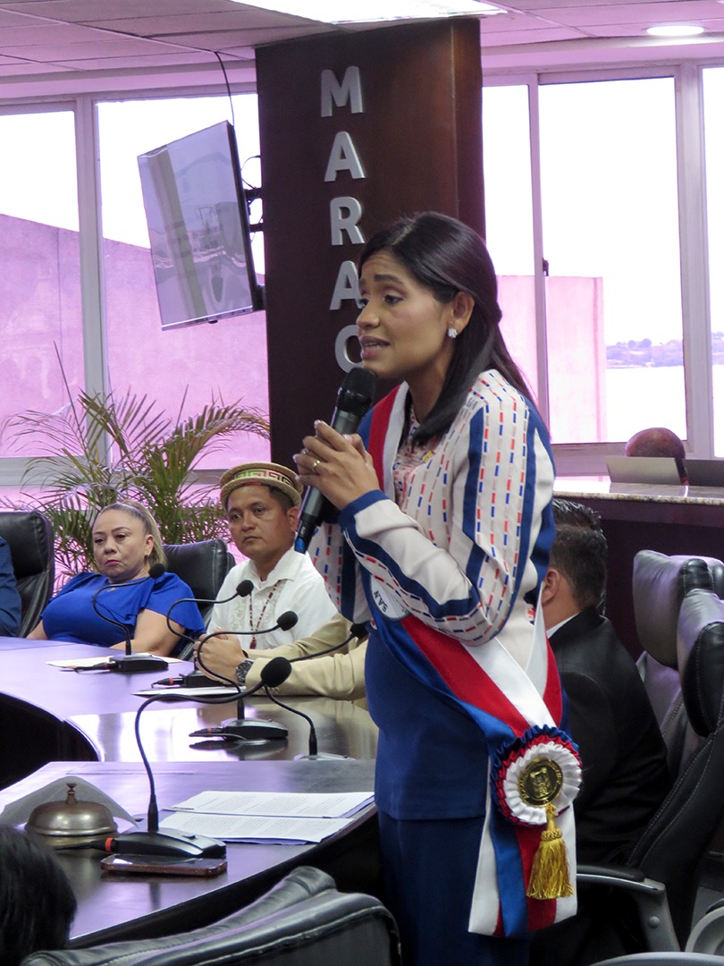 Jessy Gascón afirma que el gobierno bolivariano mantiene la paz para las familias venezolanas durante la juramentación del Concejo Municipal de Maracaibo.