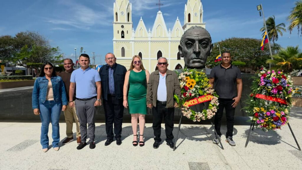 Docentes y autoridades de Mara celebrando el Día del Maestro en la plaza Bolívar de San Rafael de El Moján.
